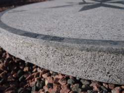 gråsort kompasrose i granit