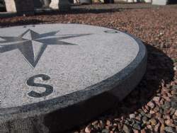 Kompassten i granit gråsort