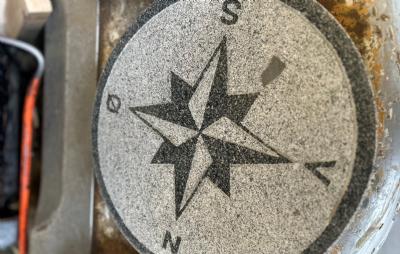 salg af Kompassten i gråsort granit