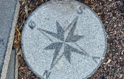 salg af Kompassten i gråsort granit