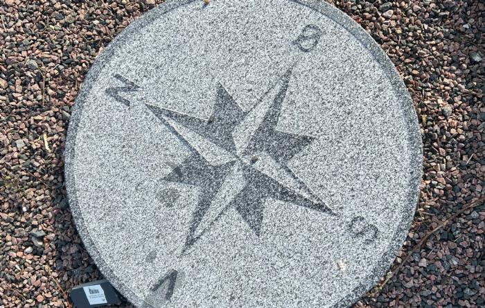 salg af Kompasrose gråsort granit