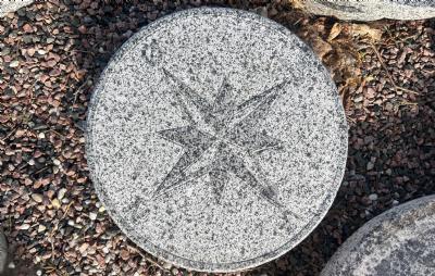 salg af Kompassten i gråsort granit