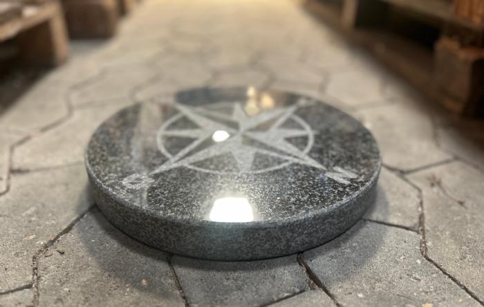 salg af Kompasrose gråsort poleret granit