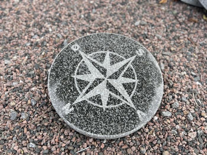salg af Kompasrose gråsort poleret granit