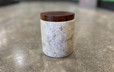 salg af Krukke natursten m. trælåg