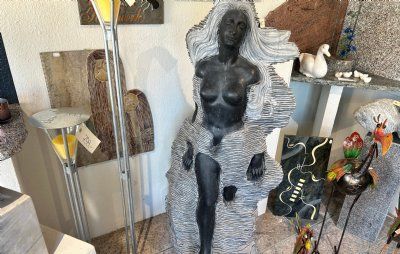 Kvinde i sort marmor