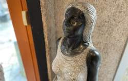 dame i marmor