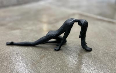 salg af Kvinde liggende sort metal