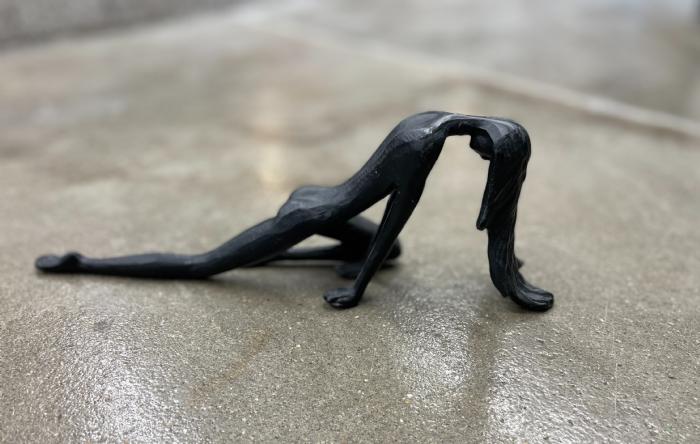 salg af Kvinde liggende sort metal