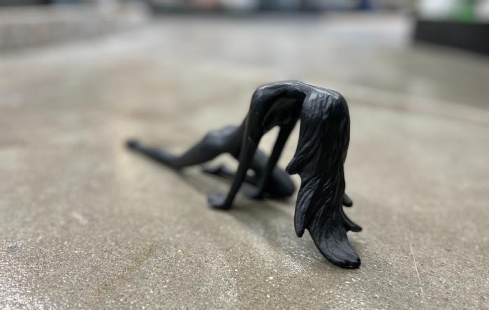 salg af Kvinde liggende sort metal