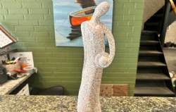 kvindeskulptur rosa poleret granit