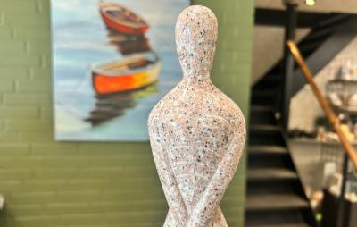 salg af Kvindeskulptur poleret