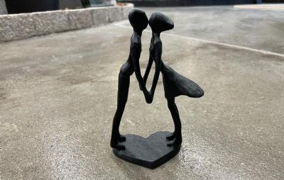 salg af Kyssende par sort metal