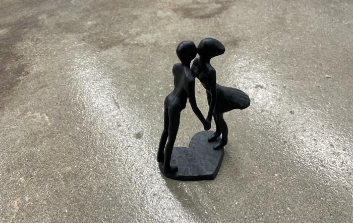 salg af Kyssende par sort metal