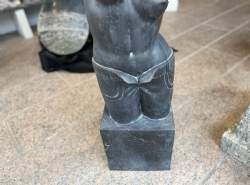 sort marmor skulp