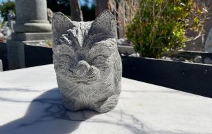Liggende kat i gråsort granit