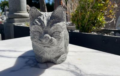 salg af Liggende kat i gråsort granit