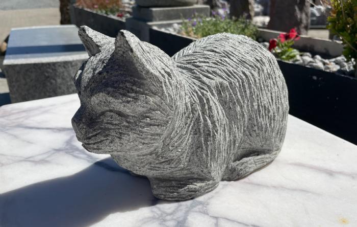 salg af Liggende kat i gråsort granit
