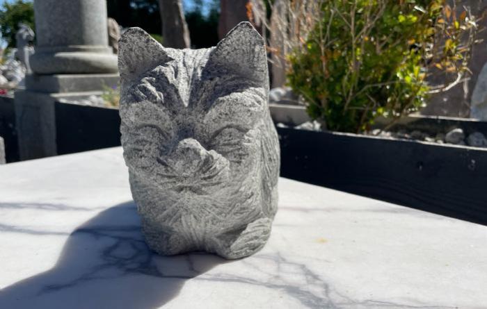 salg af Liggende kat i gråsort granit