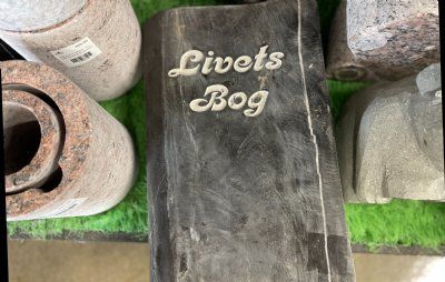 Lille bog sort sten m. tekst