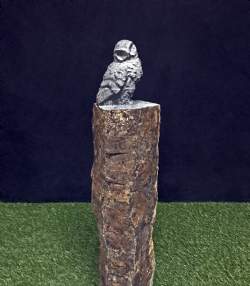 Basalt pedestal med ugle
