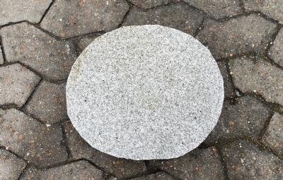 salg af Trædesten grå granit