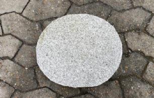 Lys grå granit trædesten