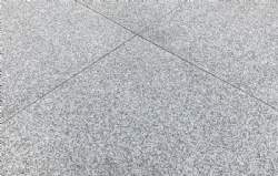 lys grå granit flise