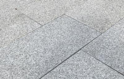 salg af Lys grå granitfliser TILBUD