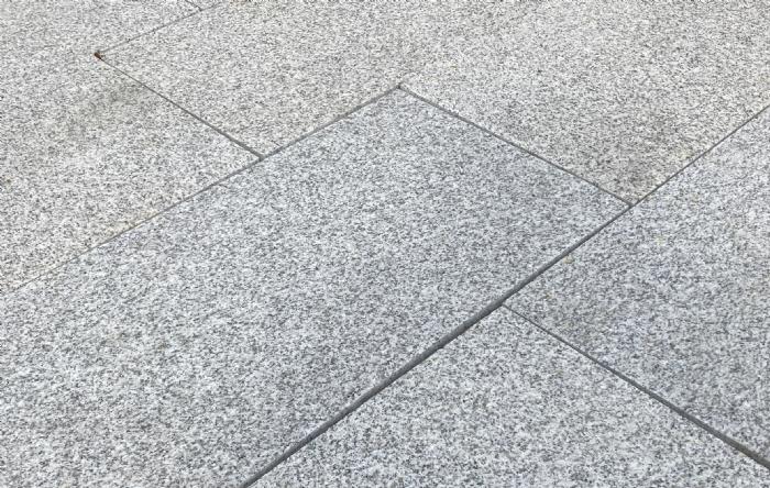 salg af Lys grå granitfliser TILBUD