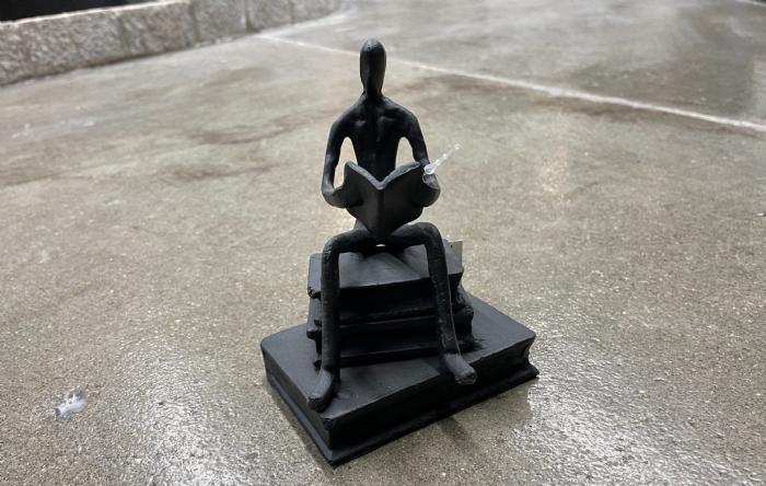 salg af Mand med bog sort metal