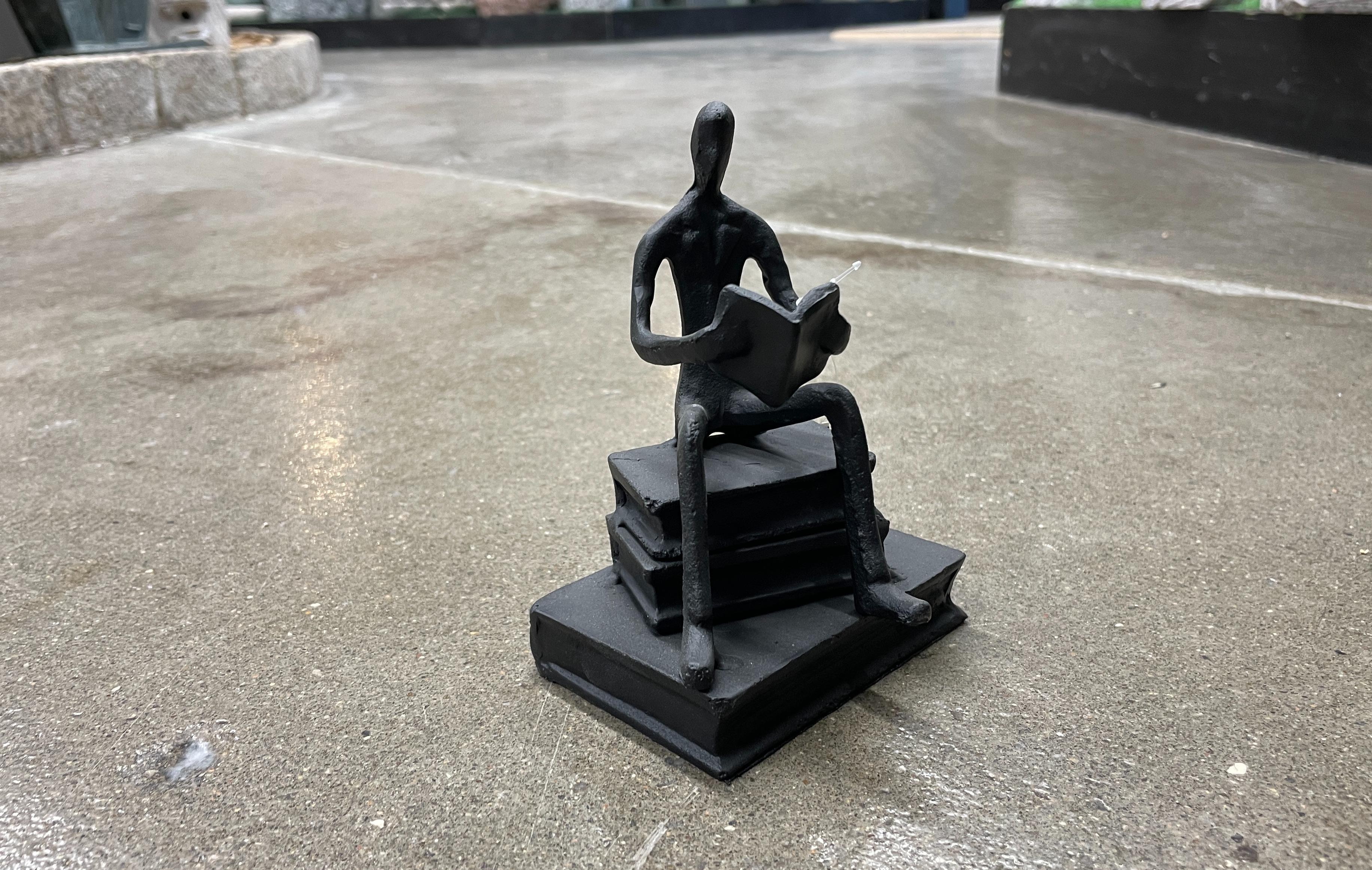 Sort Mand Køb Mand med bog sort metal Ca. H15 cm - Sten og Granit Butikken