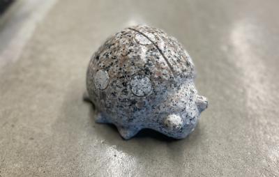 salg af Mariehøne rosa granit