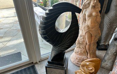 Marmor skulptur sort snurrer