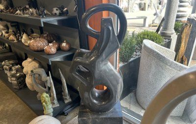 Marmor skulptur sort hest