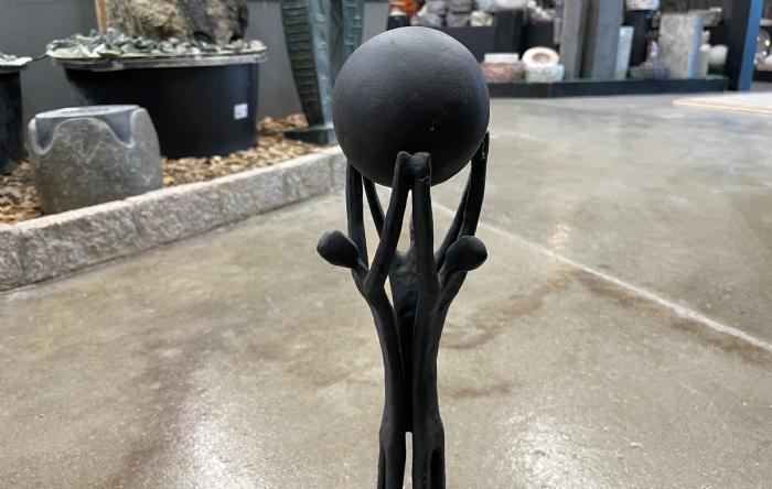 salg af Mennesker stå sammen sort metal