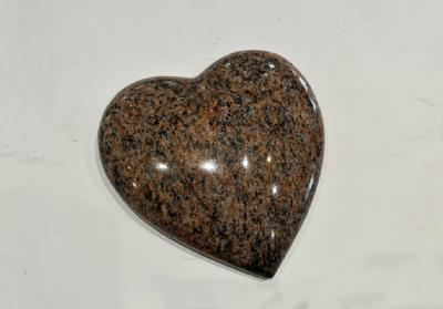 salg af Minihjerte poleret rødlig granit