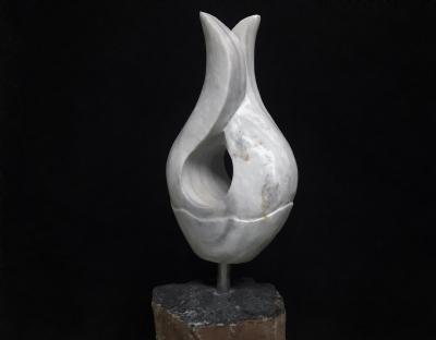 salg af Naturstens skulptur på basalt pedestal