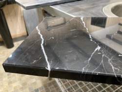 Vindueskarm Nero Marquina marmor