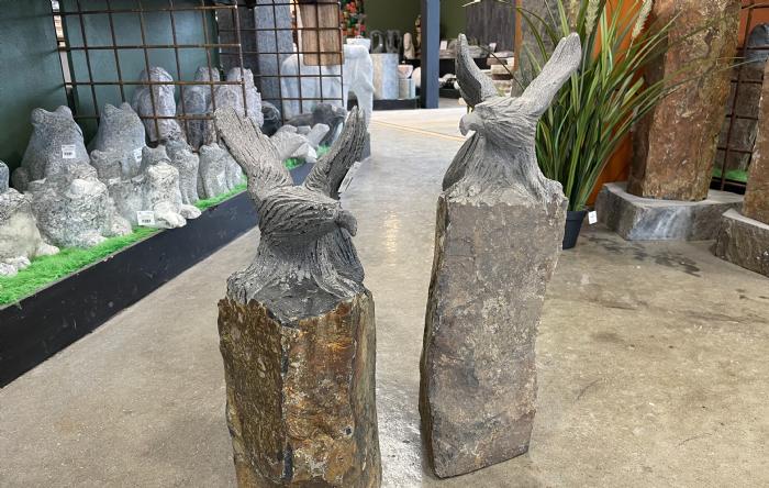 salg af Ørn på basalt pedestal