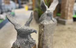 Basalt pedestal med ørn