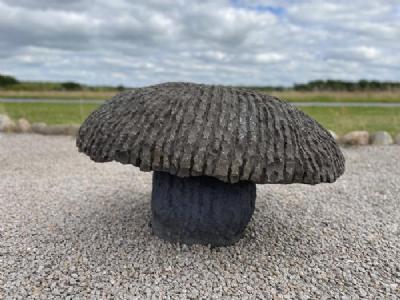 salg af Paddehat basalt skulptur