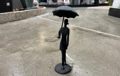 salg af Pige med paraply sort metal