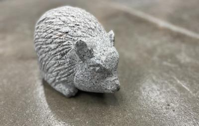 salg af Pindsvin i lysgrå granit