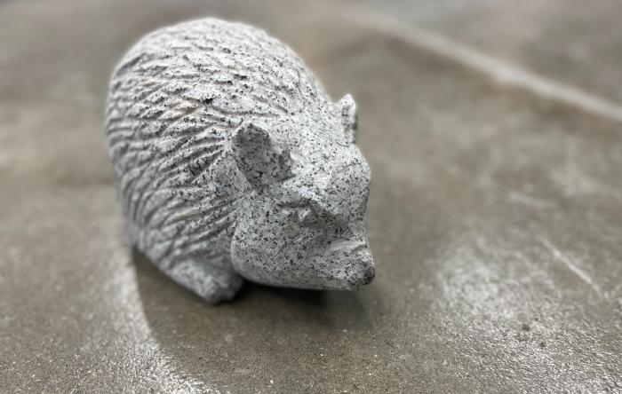 salg af Pindsvin i lysgrå granit