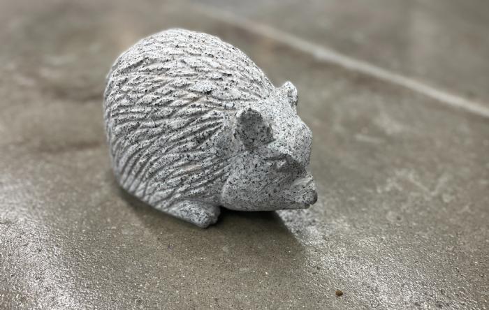 salg af Pindsvin i lysgrå granit