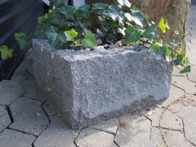 Plantekumme i gråsort granit