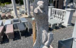 rød granitport