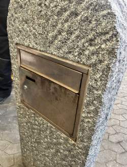postkasse stander gråsort granit