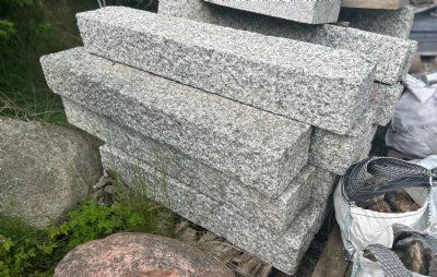 Pullert kantblok grå granit